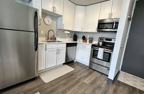 Downtown Des Moines Apartment | Boho Box: Skyline Views with Pool & Spa Amenities