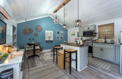 Spruce Pine Cabin | Boho Chic Retreat! Hot Tub+Fire Pit! Nearby Spruce Pine & Blue Ridge Parkway!
