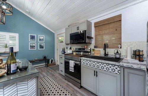 Spruce Pine Cabin | Boho Chic Retreat! Hot Tub+Fire Pit! Nearby Spruce Pine & Blue Ridge Parkway!