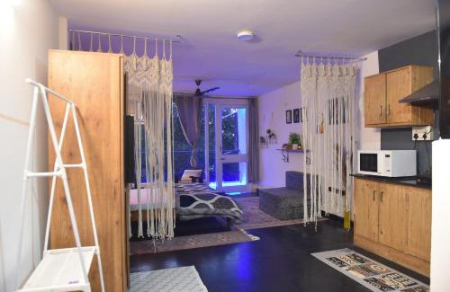 Hauz Khas Village Apartment | Charming BOHO House with Breakfast & Family-Friendly Vibes