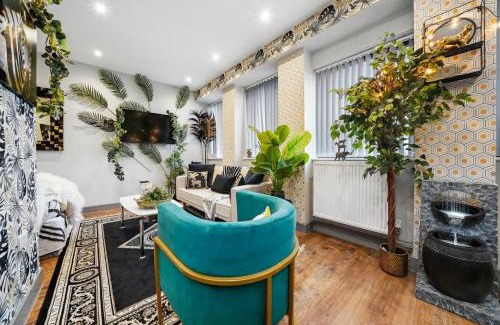 Maidstone Apartment | Eco-Friendly Boho Jungle 1-Bed Apt with Hot Tub Access