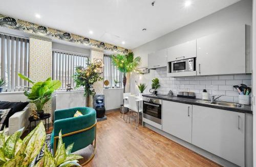Maidstone Apartment | Eco-Friendly Boho Jungle 1-Bed Apt with Hot Tub Access