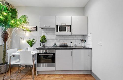 Maidstone Apartment | Eco-Friendly Boho Jungle 1-Bed Apt with Hot Tub Access