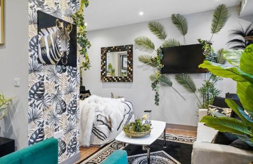 Maidstone Apartment | Eco-Friendly Boho Jungle 1-Bed Apt with Hot Tub Access