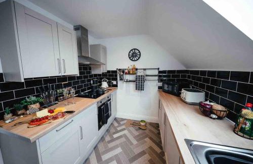 Shoscombe Apartment | Chic Boho Loft in Somerset with Private Parking & Pet Friendly