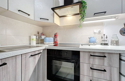 Gzira Apartment | Boho Luxe Terrace - Brand New Apartment with WiFi and AC in San Ġiljan