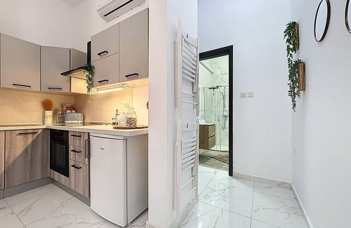 Gzira Apartment | Boho Luxe Terrace - Brand New Apartment with WiFi and AC in San Ġiljan