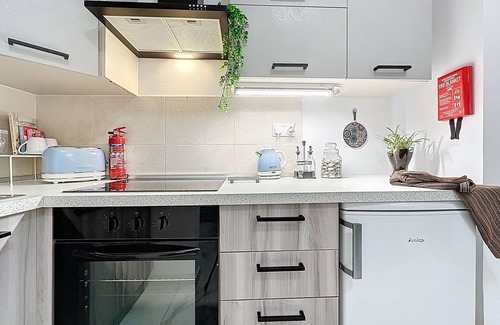 Gzira Apartment | Boho Luxe Terrace - Brand New Apartment with WiFi and AC in San Ġiljan