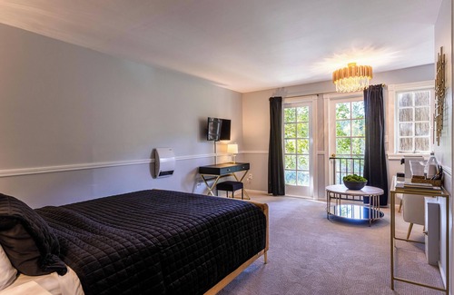 Monte Rio Hotel | Relax at Boho Manor Resort: Spa & Hot Tub Retreat