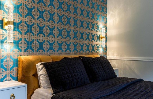Monte Rio Hotel | Relax at Boho Manor Resort: Spa & Hot Tub Retreat