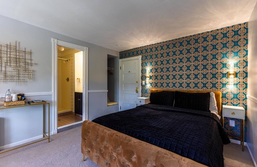 Monte Rio Hotel | Relax at Boho Manor Resort: Spa & Hot Tub Retreat