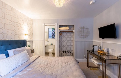 Northwood Hotel | Relax at Boho Manor Resort - Pool, Spa & Family Friendly