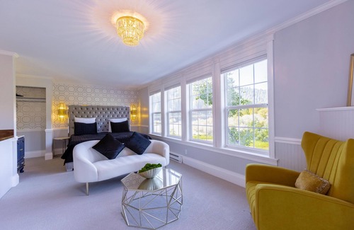 Northwood Hotel | Discover Boho Manor Resort - Studio D with Pool Access