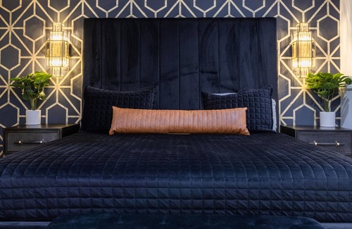 Northwood Hotel | Discover Boho Manor Resort - Studio E with Spa & Hot Tub