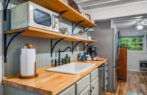 Cloudland Cottage | Boho Mountain Cottage in Cloudland Community | 2 Sunrooms | Wi-Fi | Dog Friendly