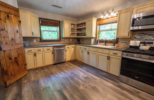 Dahlonega House | Discover the Boho Mountain Escape: Pet-Friendly Retreat