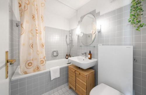 Darligen Apartment | Enchanting Boho Oase with Pool and Lake Views