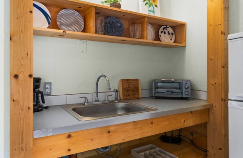 Cherrywood House | Unique Boho-Ranch Retreat with Hot Tub in East Austin