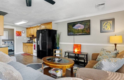 Secane Apartment | Pet-Friendly Boho Retreat with Convenient Parking