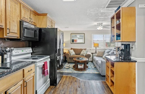 Secane Apartment | Pet-Friendly Boho Retreat with Convenient Parking