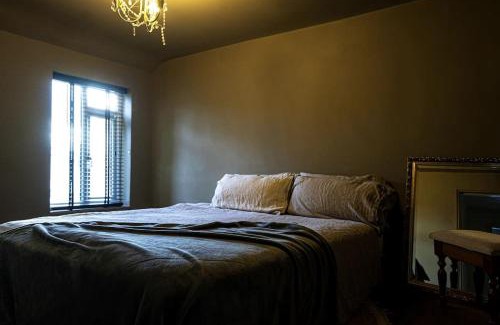 Macclesfield House | Charming BOHOME Garden Cottage in Macclesfield Centre