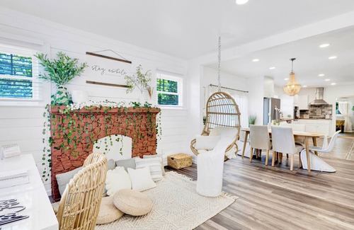 Norwood House | Trendy King Bed Retreat with Spa Shower & Park Views