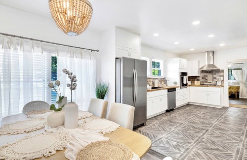 Norwood House | Trendy King Bed Retreat with Spa Shower & Park Views