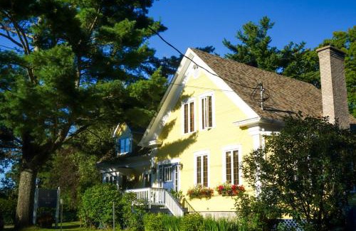 Bolton-Est Bed & Breakfast | Kid-Friendly Retreat at Boisé Rivière - Rated 10/10!