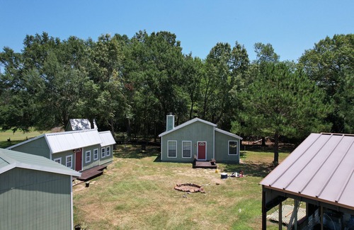 Telephone Cabin | Bois D'arc Bungalows: Pet-Friendly Retreat for 9 Guests