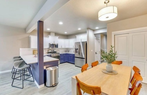 Sunset House | Boise Blue Retreat - Stay in Boise’s coveted North End! This 4BR/3BA retreat blends modern style with Boise Blue charm. Minutes from downtown, Hyde Park, Camel’s Back Park, 13th Street and the Greenbelt. Relax in the backyard oasis.