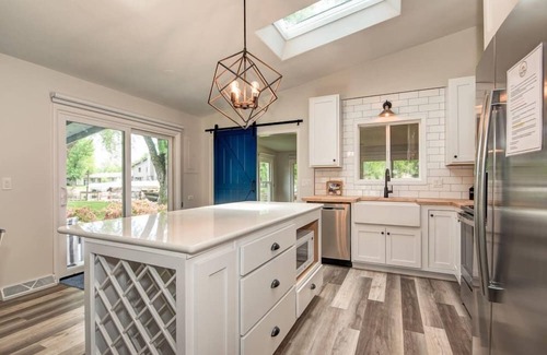 Wahpeton House | Unforgettable Boji Waterfront Retreat - Lake View & Family Friendly