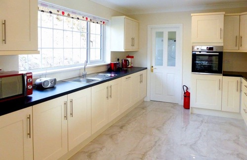 Thomastown Ski Chalet | Experience Bolams Holiday Home: 10/10 Rated Stay with Spa