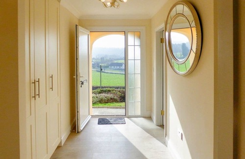 Thomastown Ski Chalet | Experience Bolams Holiday Home: 10/10 Rated Stay with Spa