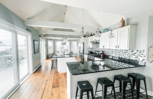 Corea House | Mesmerizing Oceanfront Retreat with Pool & Spa Amenities