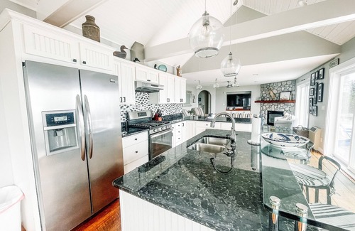 Corea House | Mesmerizing Oceanfront Retreat with Pool & Spa Amenities