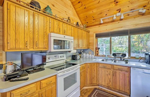 Bolton Landing Cottage | Beautiful Bolton Landing Cottage - Steps from the Beach!