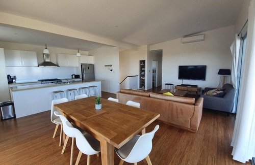 Warrenben House | Coastal Escape at Bombora: Modern House with Sea Views