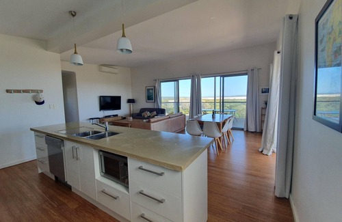 Warrenben House | Coastal Escape at Bombora: Modern House with Sea Views