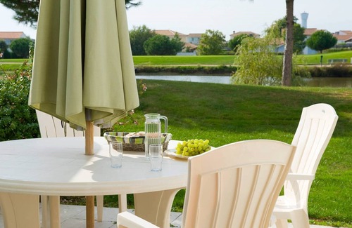 L'Aiguillon-sur-Vie House | Budget-Friendly Home with Private Terrace & Golf Access