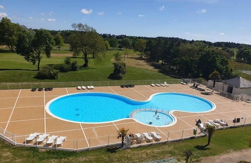 L'Aiguillon-sur-Vie House | Budget-Friendly Home with Private Terrace & Golf Access