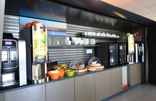 Bordeaux-Lac Apartment | Budget-Friendly Studio with Terrace & Pool Access