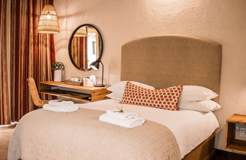 Wolmaransstad Cabin | Explore Bona Bona Game Lodge: 4-Star Retreat with Spa & Pool