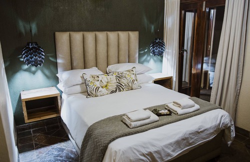 Wolmaransstad Cabin | Explore Bona Bona Game Lodge: 4-Star Retreat with Spa & Pool