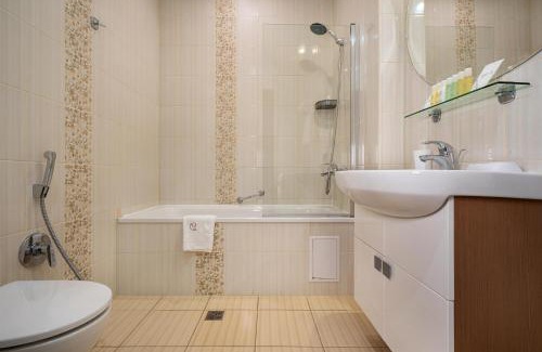 Kyiv Apartment | BonApart Saksaganskogo by UHM