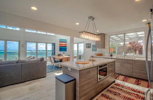 Anahola House | Oceanfront Bond House: Family-Friendly with Scenic Views