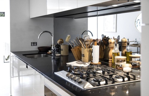North Bondi Apartment | Bondi Boheme: Steps to Bondi Beach with Ocean View & Pool