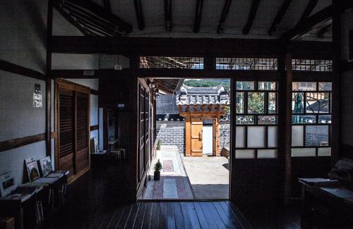 Panjuk-tong House | Discover Bonghwangjae Hanok Guesthouse - Family-Friendly Retreat