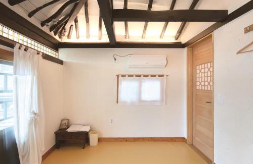 Panjuk-tong House | Discover Bonghwangjae Hanok Guesthouse - Family-Friendly Retreat