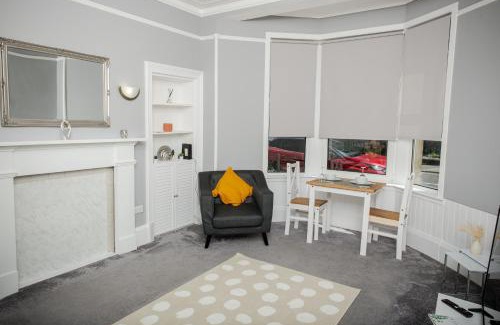 Dumbarton Apartment | Bonhill Getaway: Pet and Child-Friendly Retreat
