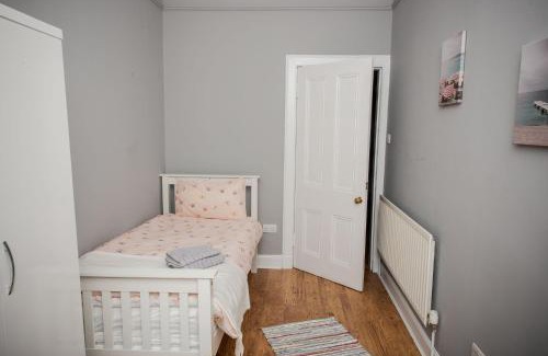 Dumbarton Apartment | Bonhill Getaway: Pet and Child-Friendly Retreat